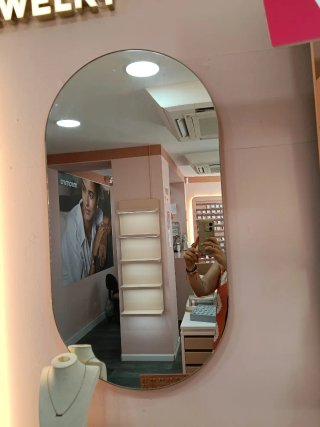 Mobiliario de tienda de segunda mano