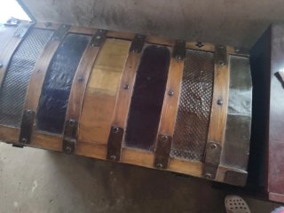 Baúl de madera con detalles metálicos y cristal