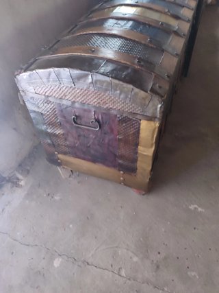 Baúl de madera con detalles metálicos y cristal
