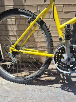 Bicicleta de montaña amarilla
