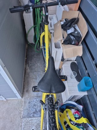 Bicicleta de montaña amarilla