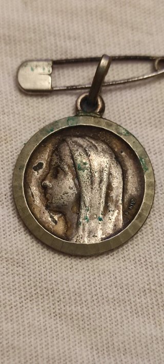 Cuatro Medallas y Cruz Hierro Antigua son cuatro