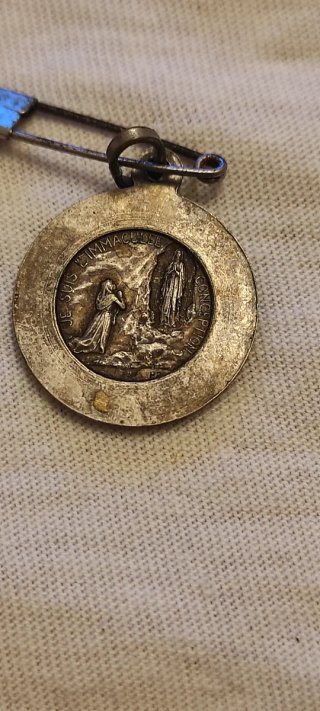 Cuatro Medallas y Cruz Hierro Antigua son cuatro