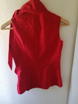 Camisa sin manga roja con lazada
