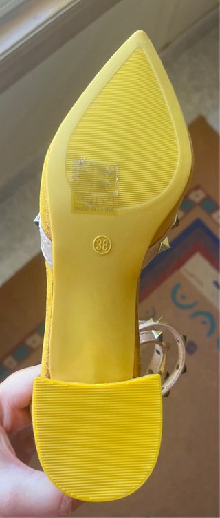Zapatos de tacón con tachuelas doradas