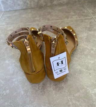 Zapatos de tacón con tachuelas doradas
