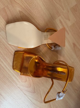 Sandalias Public Desire doradas/naranja