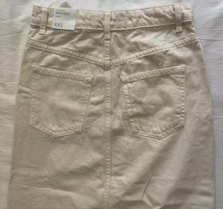 Falda midi vaquera beige crudo abertura delantera