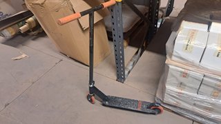Patinete infantil con ruedas naranjas