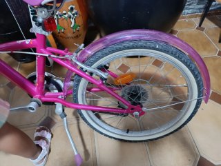 Bicicleta niña rosa 4-8 años. Se vende por no usar