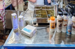 Máquina de buñuelos y remolque con papeles