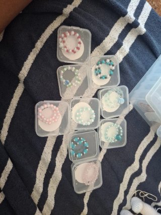 Pulseras de cuentas rojas y blancas