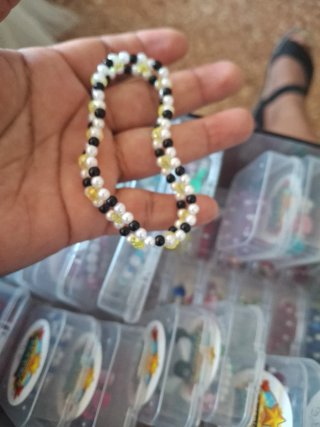 Pulseras de cuentas rojas y blancas