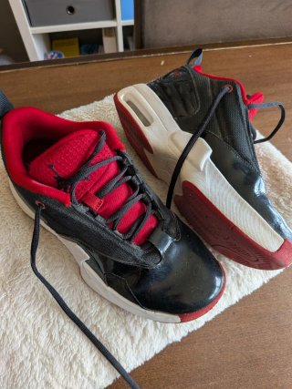Zapatillas Jordan Negras y Rojas