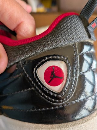 Zapatillas Jordan Negras y Rojas