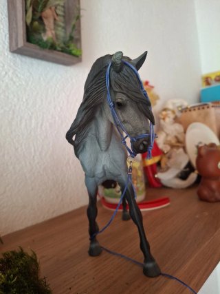 Figura caballo gris con brida azul