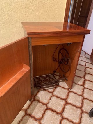 Mueble Singer con Máquina de Coser Sigma;
