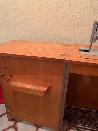 Mueble Singer con Máquina de Coser Sigma;