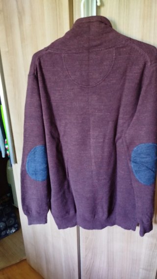 Jersey caballero cuello alto. Color vino