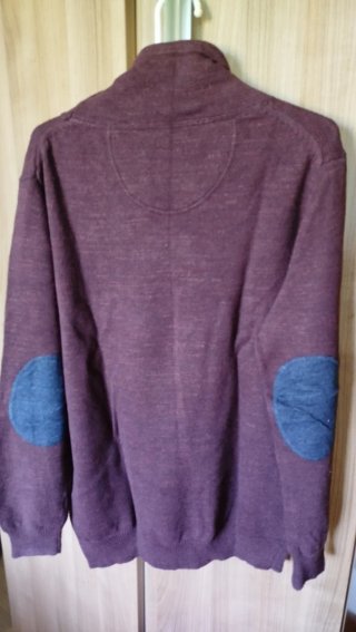 Jersey caballero cuello alto. Color vino