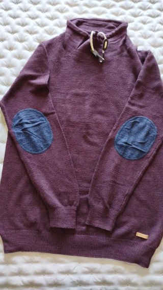 Jersey caballero cuello alto. Color vino