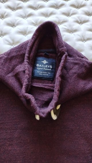 Jersey caballero cuello alto. Color vino
