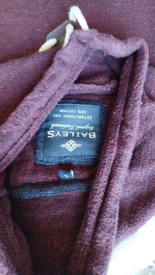 Jersey caballero cuello alto. Color vino