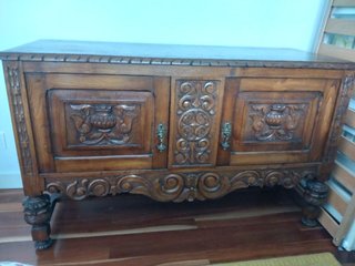 Conjunto muebles antiguos: mesa, cómoda y aparador