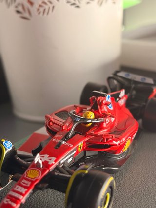 Réplica Ferrari Lewis Hamilton 2025