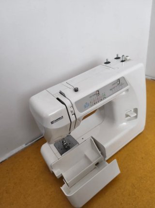 Máquina de coser Kenmore blanca