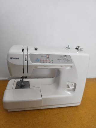 Máquina de coser Kenmore blanca