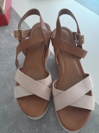 Cuñas de tiras cruzadas marrones y beige