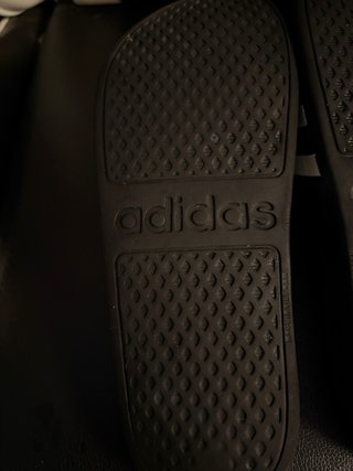 Chanclas Adidas Negras y Blancas