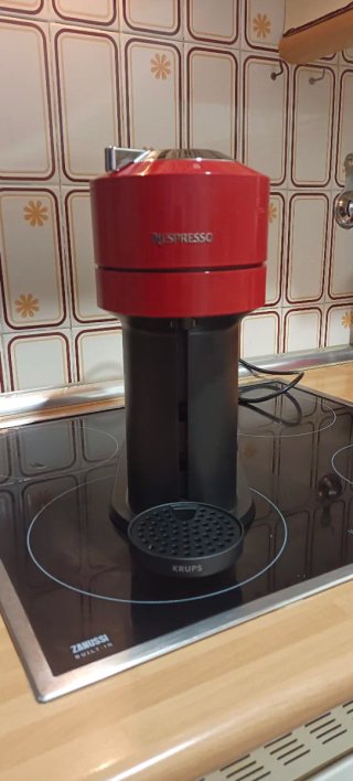 Cafetera Nespresso Roja y Negra