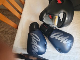 Casco y guantes de boxeo