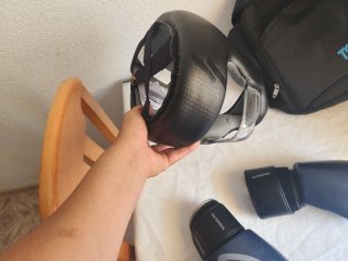 Casco y guantes de boxeo