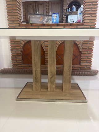 Mesa de salón blanca como nueva con el cristal