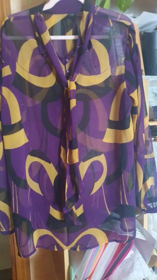 Blusa morada y amarilla con estampado