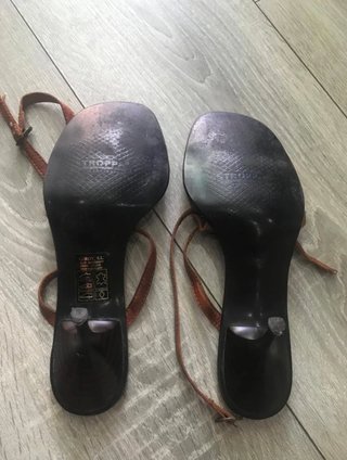 Sandalias de tacón marrón