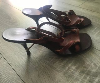 Sandalias de tacón marrón