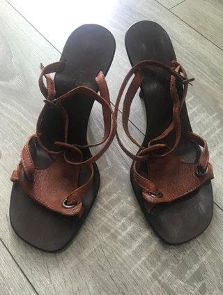 Sandalias de tacón marrón