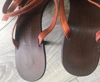 Sandalias de tacón marrón