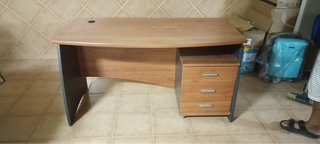 Escritorio madera y gris