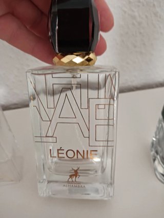 Frascos de perfume vacíos (Chanel, Lattafa)