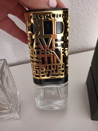 Frascos de perfume vacíos (Chanel, Lattafa)