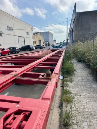 Remolque plataforma porta contenedores
