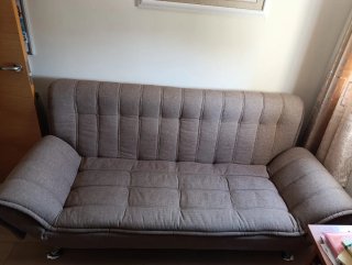 Sofá de tela gris