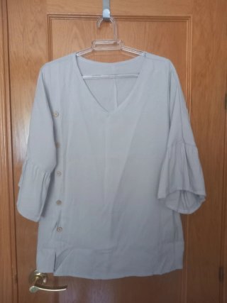Camiseta beige manga acampanada botones