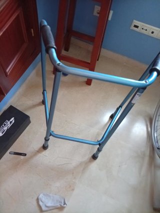Silla de ruedas negra