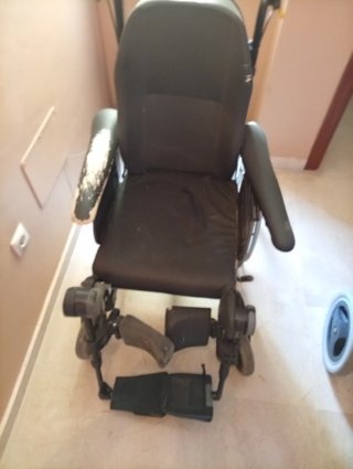 Silla de ruedas negra